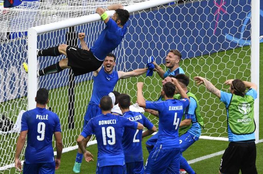 La gioia incontenibile degli azzurri (con Buffon appeso alla traversa) dopo Italia-Spagna 2-0 di Parigi. Afp 